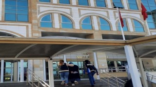 Antalyada 6 kişiyi dolandıran yabancı uyruklu sosyal medya fenomeni yurt dışına kaçarken yakalandı