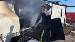 Antalyada işçilerin kaldığı konteynerler alev alev yandı