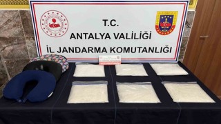 Antalyada yolcu yastığına saklı 6 kilo uyuşturucu madde ele geçirildi