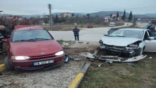 Araçta sıkışan sürücüyü itfaiye ekipleri kurtardı