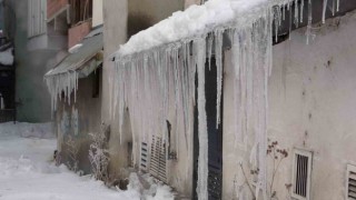 Ardahanda soğuk hava: Araçlar çalışmadı, buz sarkıtları oluştu