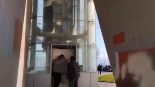 Arıza yapan asansörün kabini havada asılı kaldı, vatandaşlar mahsur kaldı