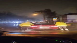 Arızalanan otomobili trafik polisleri yağmurun altında itti