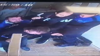 Arkadaşını heimlich manevrasıyla kurtardı