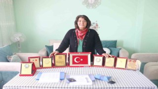 Arkadaşlarının hazırladığı pankartla başladı, çeyrek asırdır muhtarlık yapıyor