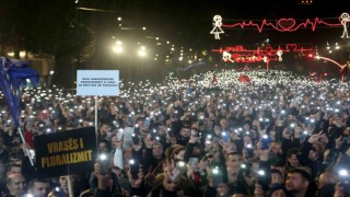Arnavutlukta muhaliflerden hükümet binasına molotof kokteylli saldırı