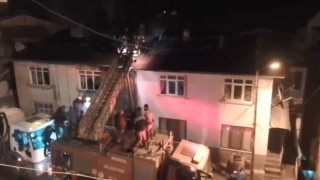 Artvinde 2 katlı evin çatısında yangın çıktı