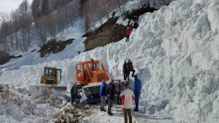 Artvinde çığ altında kalan iş makinesi 10 gün sonra çıkartıldı