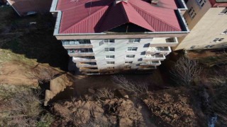 Artvinde yamaçtan kopan topraklar evlerin içerisine doldu, 10 bina zarar gördü