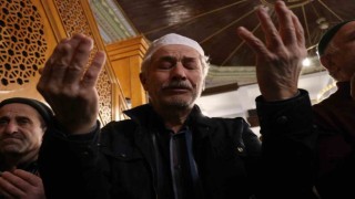 Asrın felaketinde hayatını kaybedenler için dua edilirken gözyaşlarını tutamadı