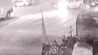 Ataşehirde hafif ticari araç ile motosikletin kafa kafaya çarpıştığı kaza kamerada