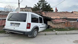 Ataşehirde hafif ticari araç müstakil eve girdi
