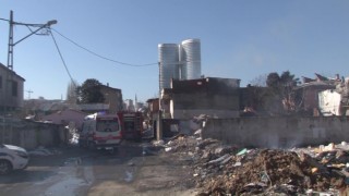 Ataşehirde metruk binanın çatısı alev alev yandı
