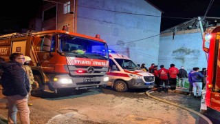 Avcılarda 3 katlı binanın çatısı alev alev yandı