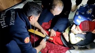 Ayağına WC matik sıkışan çocuğun imdadına itfaiye yetişti