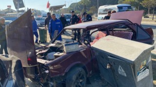 Aydında otomobil durağa daldı: 3 yaralı