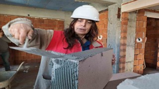 Aylık 60 bin liraya çalıştıracak usta bulamayan kadın müteahhit inşaatta kendi çalışıyor