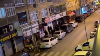 Bahçelievlerde hareketli dakikalar kamerada: Alkollü şahıslar polisi teyakkuza geçirdi