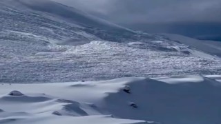 Bahçesarayda yol açma sırasında ekiplerin önüne çığ düştü