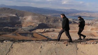 Bakan Bayraktar, maden sahasını toprak altında kalan madencilerin yakınlarıyla inceledi