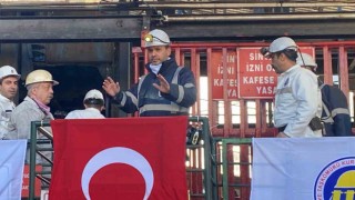 Bakan Bayraktar, yerin 170 metre altında maden işçileriyle yemek yedi