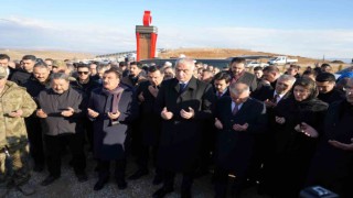 Bakan Ersoy depremde hayatını kaybedenleri mezarı başında andı