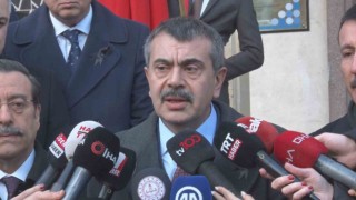 Bakan Tekin, 6 Şubat depremlerinde hayatını kaybeden vatandaşları öğrencilerle birlikte andı