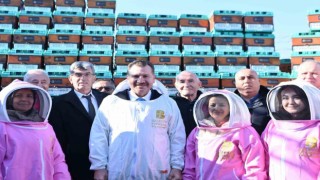 Balıkesir Büyükşehirden bal üreticilerine hibe kovan dağıtıldı