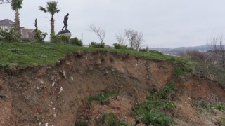 Bandırmada seyir terasında toprak kayması