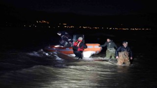 Baraj gölünde mahsur kalan 2 balıkçı, 4 saatlik çalışma sonucu kurtarıldı
