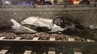 Bariyere çarpan otomobil ikiye bölünüp tren rayına düştü: 1 ölü, 2 ağır yaralı