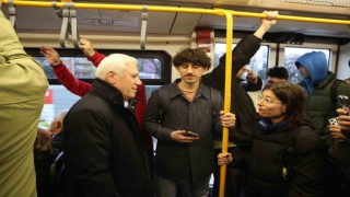 Başkan adayı Bozbey, metroda gençlerle sohbet etti