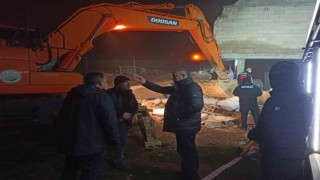 Başkan Aksoy, enkazın başından ayrılmadı