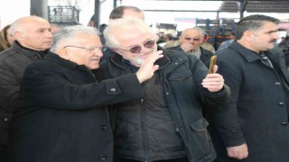 Başkan Büyükkılıç: “Pazar esnafımızın sıcaklığı içimizi ısıttı”