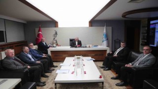 Başkan Büyükkılıçtan Kayseri için kurmayları ile gece mesaisi