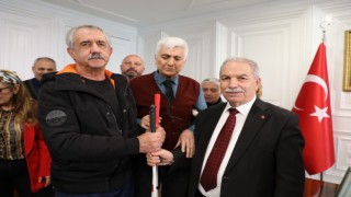 Başkan Demirtaştan görme engellilere beyaz baston desteği