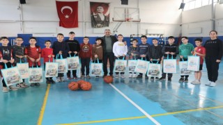 Başkan Kaplandan sporculara malzeme desteği
