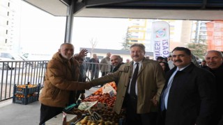 Başkan Palancıoğlu yeni açtıkları pazar yerinde alışveriş yaptı, vatandaşlarla bir araya geldi