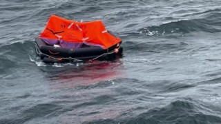 Batan gemideki mürettebatı, Kimse var mı? anonslarıyla arıyorlar