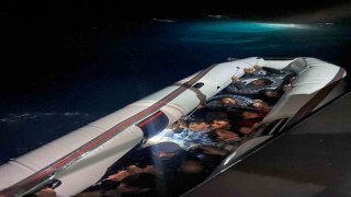 Batmak üzere olan lastik bot içindeki düzensiz göçmenler kurtarıldı