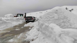 Batmanda kar kalınlığının 2 metreyi aştığı grup köy yolu ulaşıma açıldı
