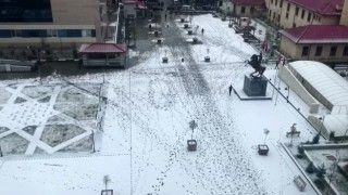 Bayburt güne kar yağışıyla uyandı