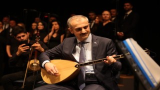 Belediye başkanı sahneye çıktı, kulakların pasını sildi