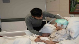 Beyin kanaması geçiren 112 yaşındaki hasta riskli operasyon sonrası sağlığına kavuştu