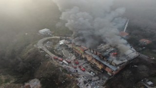 Beykozda fabrika yangını: Ekiplerin yangına müdahalesi sürüyor