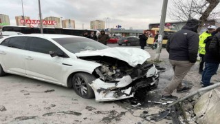 Beylikdüzü E-5 yan yolda feci kaza: 1i ağır 3 yaralı