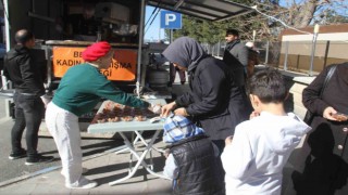 Beyşehirde deprem felaketinin yıl dönümü dolayısıyla lokma dağıtıldı