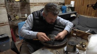 Bilim tarihinin temelini oluşturan usturlabı yapmak için aylarını harcıyor