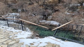 Binlerce yıllık kanyonda düşen kaya parçaları hasara neden oldu