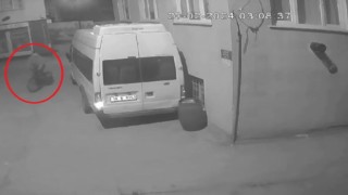 Bisikletli hırsız kamerada...Düşe kalka 3. kattaki montu çaldı, böyle kaçtı